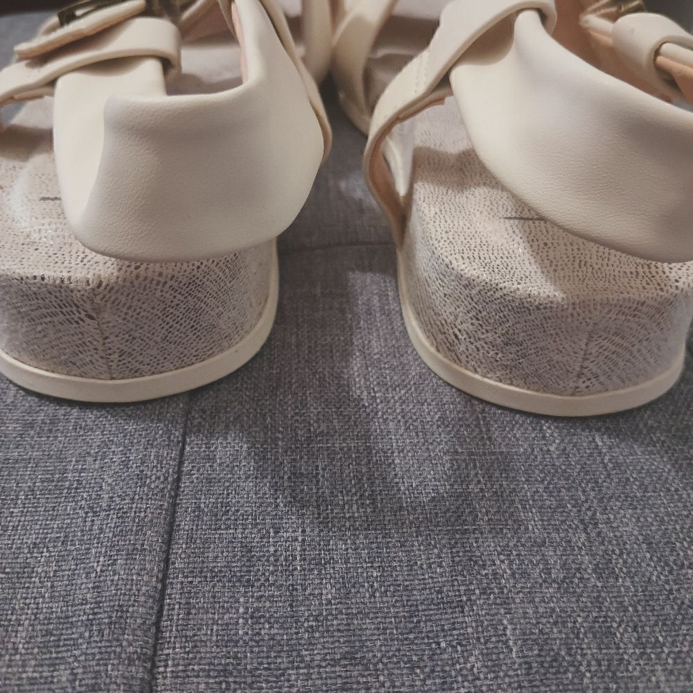 B.O.C Comfort Strappy Cream Sandals. SZ 8M - Picture 8 of 9